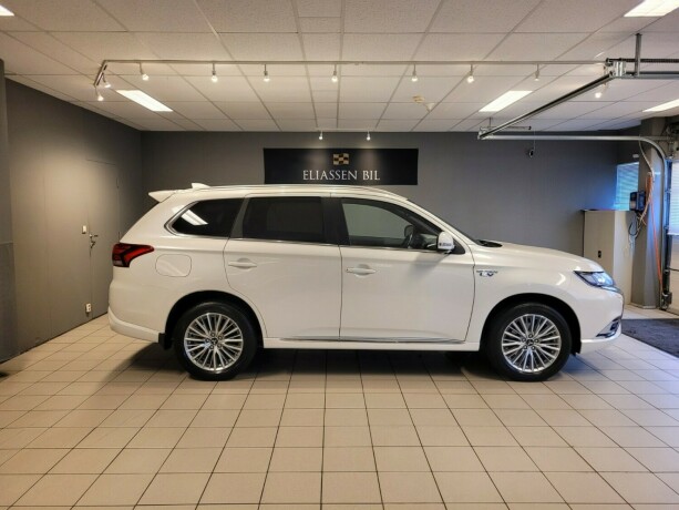 mitsubishi-outlander-plug-in-petrol-2019-big-3