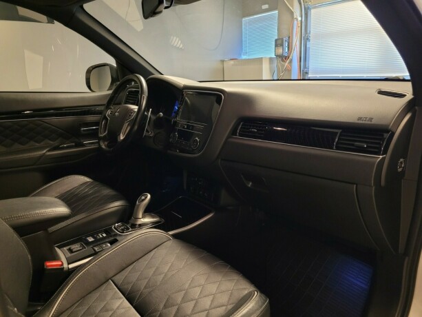 mitsubishi-outlander-plug-in-petrol-2019-big-11
