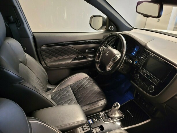 mitsubishi-outlander-plug-in-petrol-2019-big-12