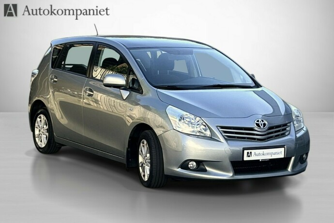 toyota-verso-bensin-2011-big-1