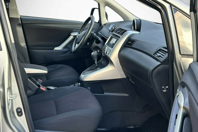 toyota-verso-bensin-2011-big-8