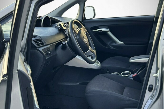 toyota-verso-bensin-2011-big-9
