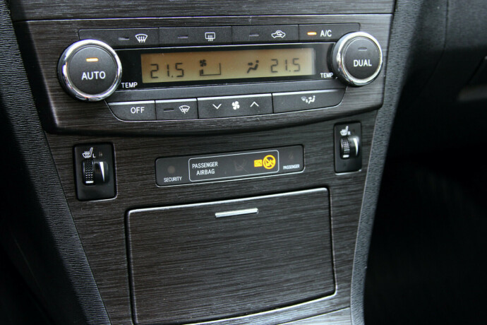 toyota-avensis-bensin-2009-big-11