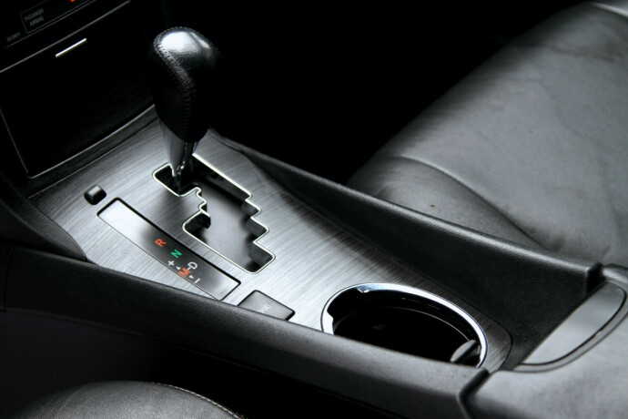 toyota-avensis-bensin-2009-big-12