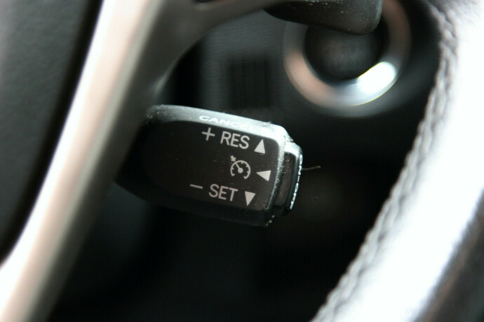 toyota-avensis-bensin-2009-big-14