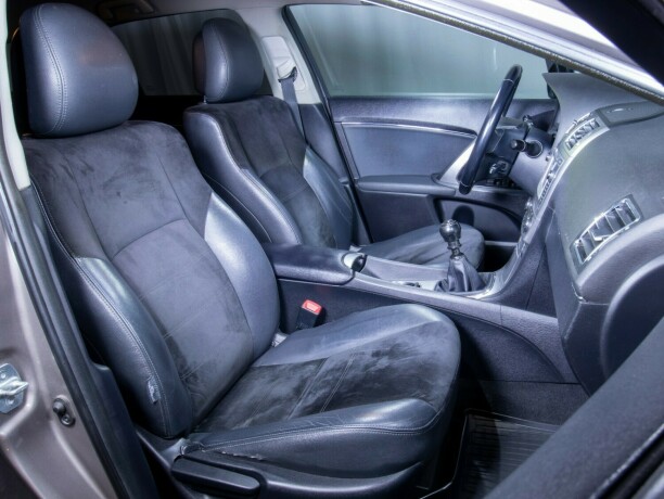 toyota-avensis-bensin-2014-big-43