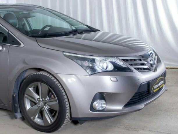 toyota-avensis-bensin-2014-big-3