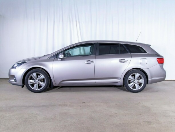 toyota-avensis-bensin-2014-big-4