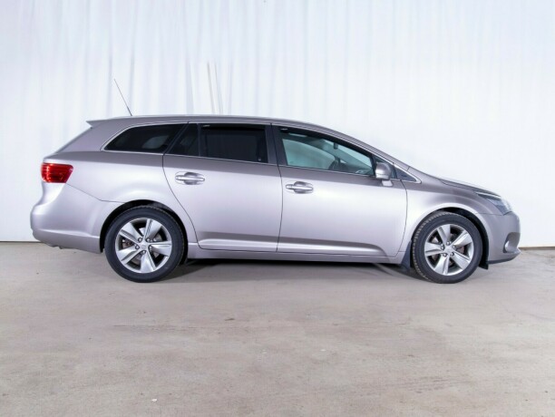 toyota-avensis-bensin-2014-big-5