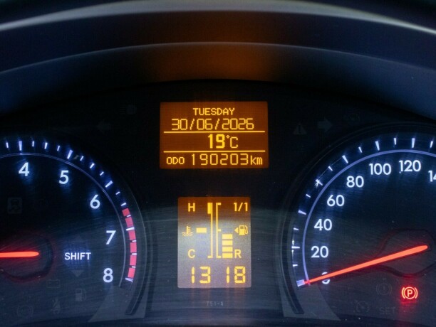 toyota-avensis-bensin-2014-big-23