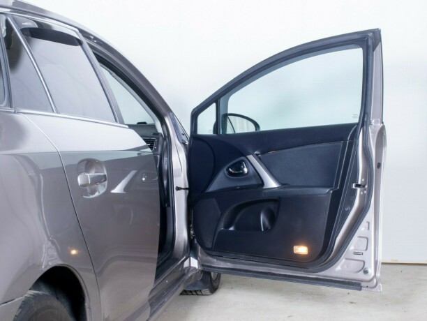 toyota-avensis-bensin-2014-big-13