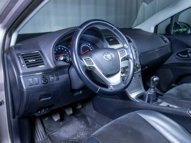 toyota-avensis-bensin-2014-big-36