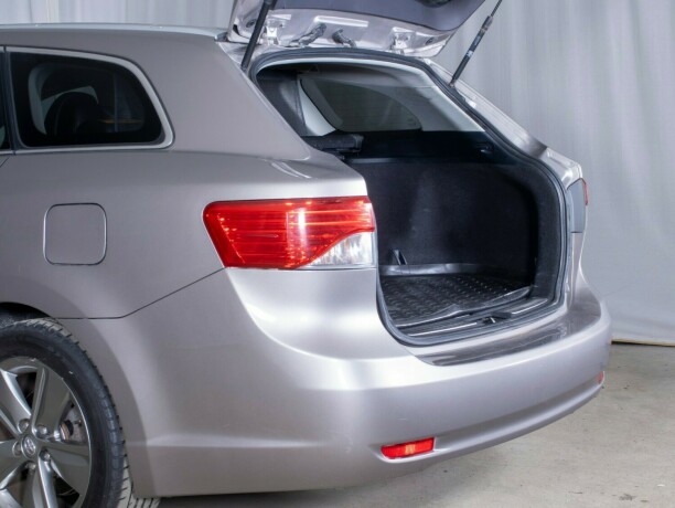 toyota-avensis-bensin-2014-big-9