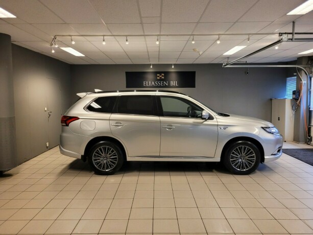 mitsubishi-outlander-elektrisitetbensin-2020-big-3