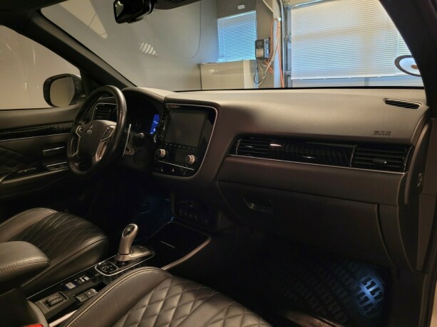 mitsubishi-outlander-elektrisitetbensin-2020-big-13