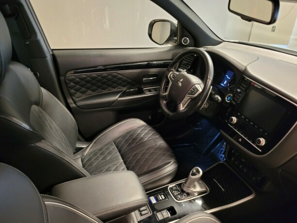 mitsubishi-outlander-elektrisitetbensin-2020-big-14