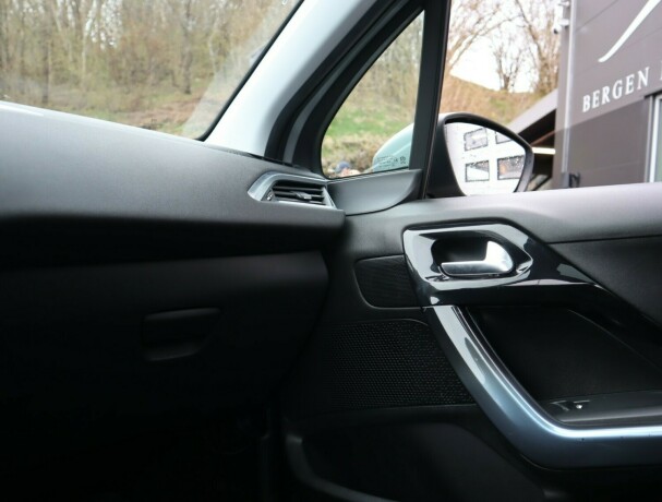 peugeot-208-diesel-2012-big-14