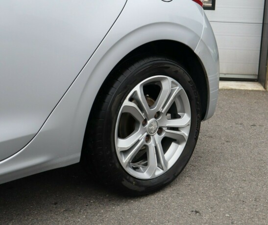 peugeot-208-diesel-2012-big-6