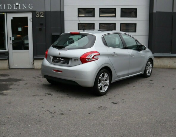 peugeot-208-diesel-2012-big-1