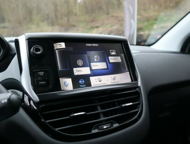 peugeot-208-diesel-2012-big-15
