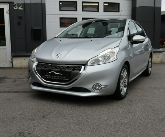peugeot-208-diesel-2012-big-2