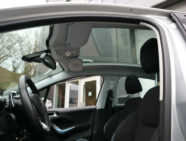 peugeot-208-diesel-2012-big-12