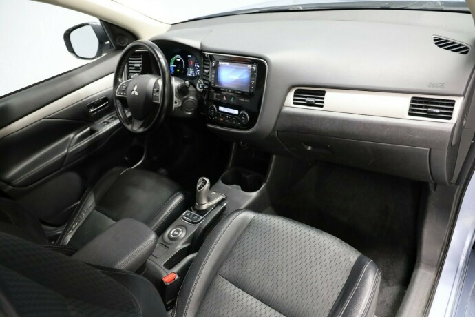 mitsubishi-outlander-elektrisitetbensin-2015-big-9