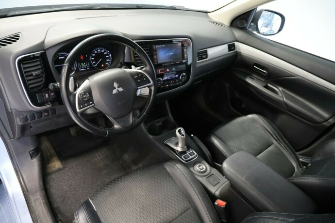 mitsubishi-outlander-elektrisitetbensin-2015-big-6