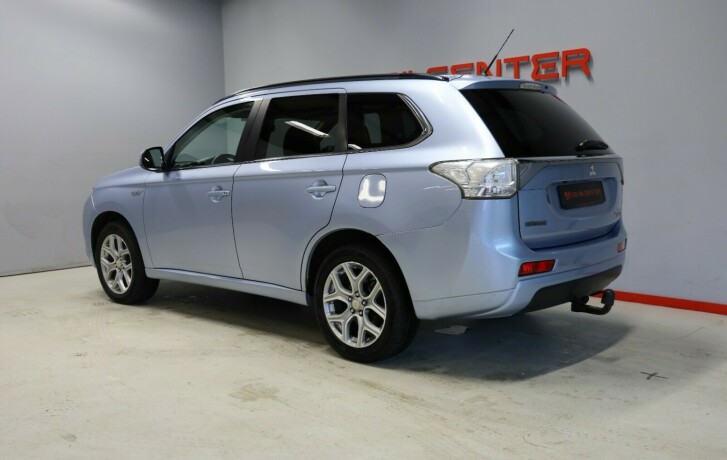 mitsubishi-outlander-elektrisitetbensin-2015-big-3