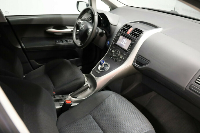 toyota-auris-bensin-2012-big-7