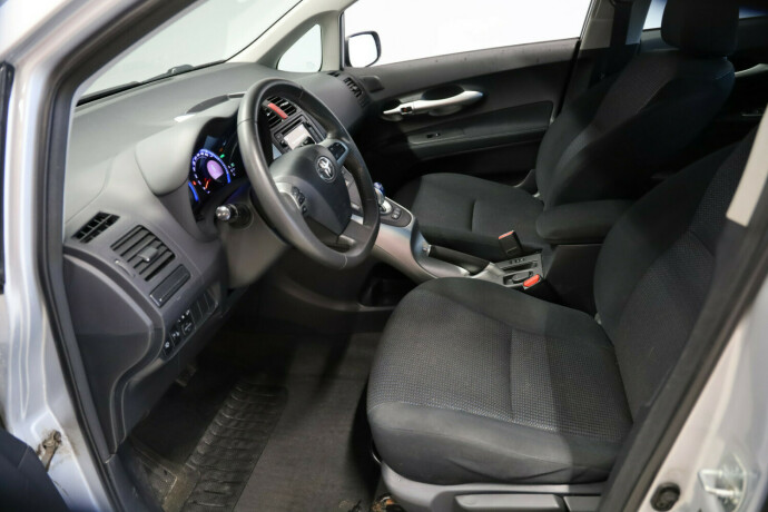 toyota-auris-bensin-2012-big-5