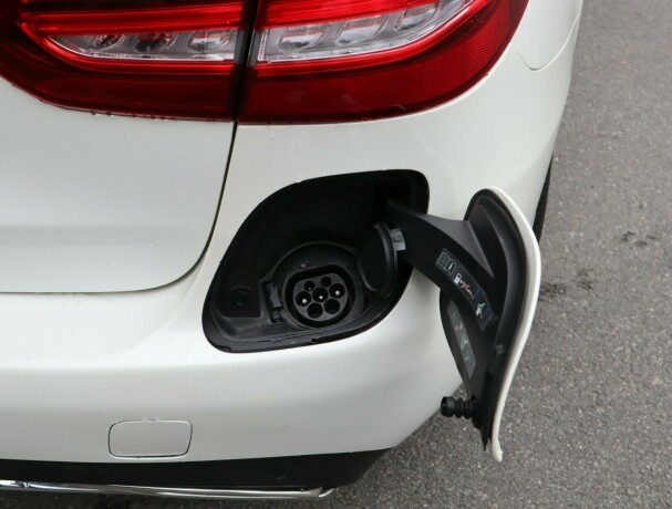 mercedes-benz-c-klasse-plug-in-petrol-2017-big-23