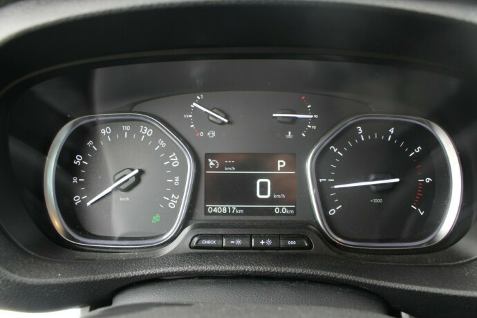 peugeot-expert-diesel-2022-big-17