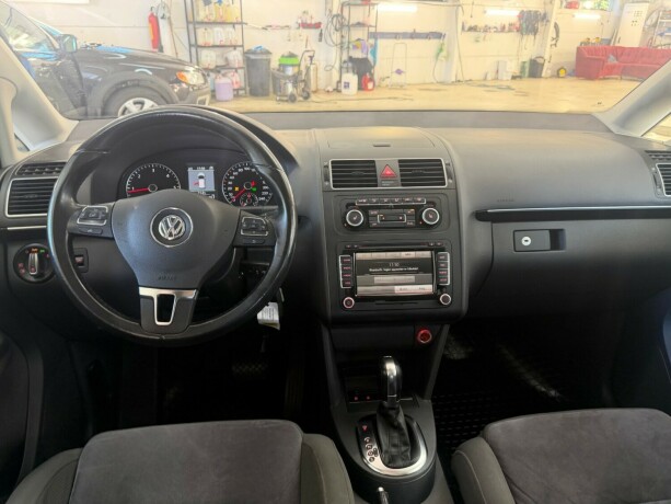 volkswagen-touran-diesel-2011-big-19