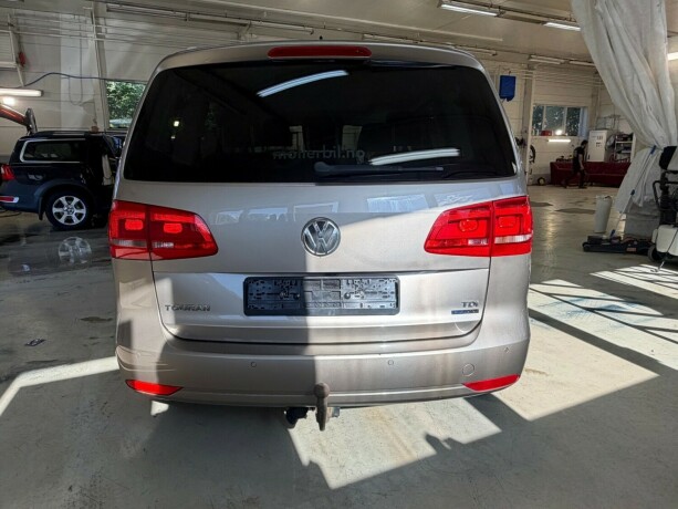 volkswagen-touran-diesel-2011-big-4