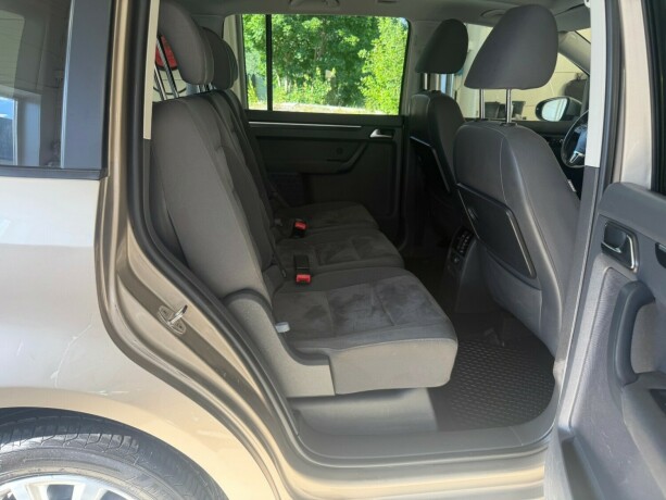 volkswagen-touran-diesel-2011-big-16