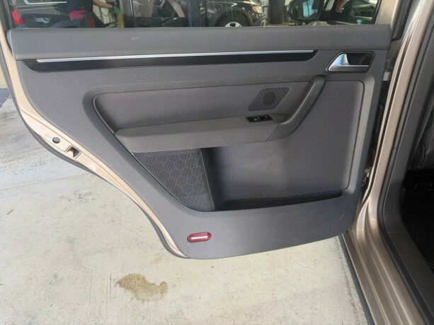 volkswagen-touran-diesel-2011-big-11