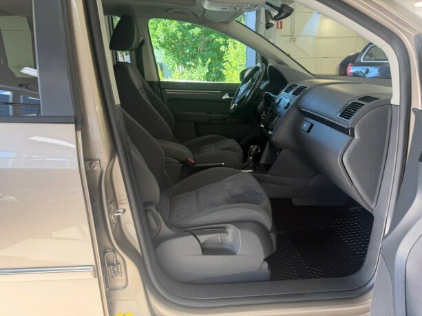 volkswagen-touran-diesel-2011-big-18
