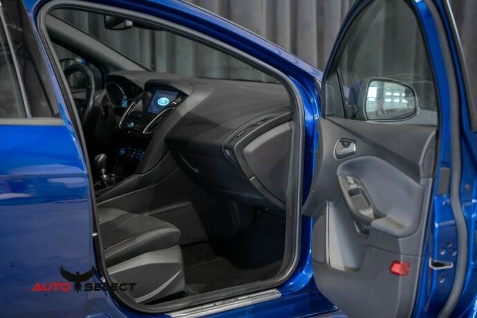ford-focus-bensin-2017-big-16