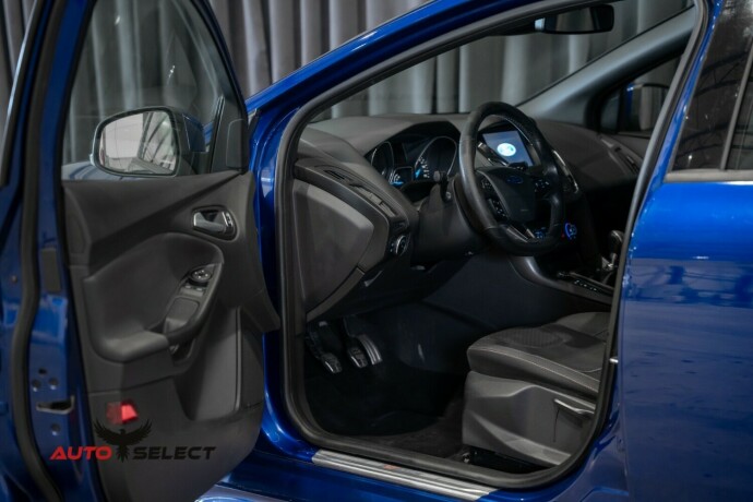 ford-focus-bensin-2017-big-19