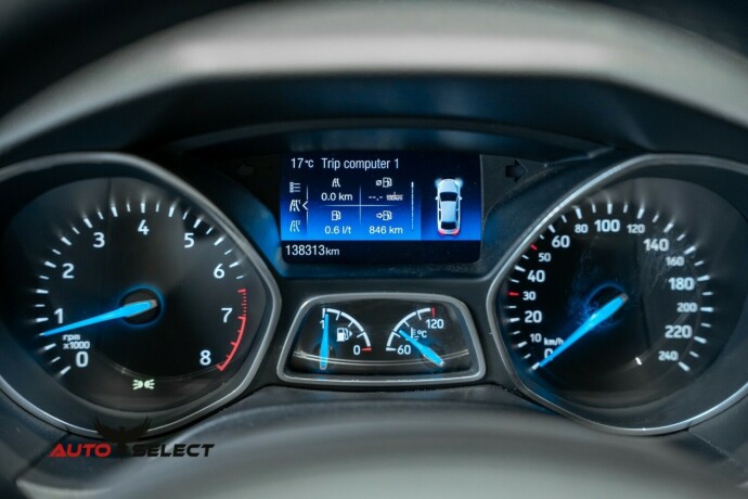 ford-focus-bensin-2017-big-27