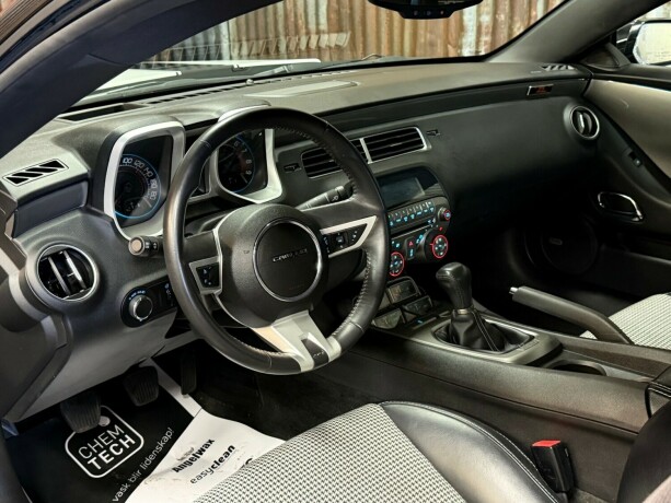 chevrolet-camaro-bensin-2011-big-21