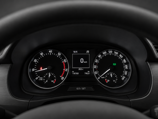 skoda-fabia-bensin-2015-big-11