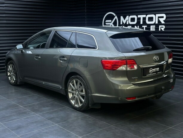 toyota-avensis-bensin-2013-big-1
