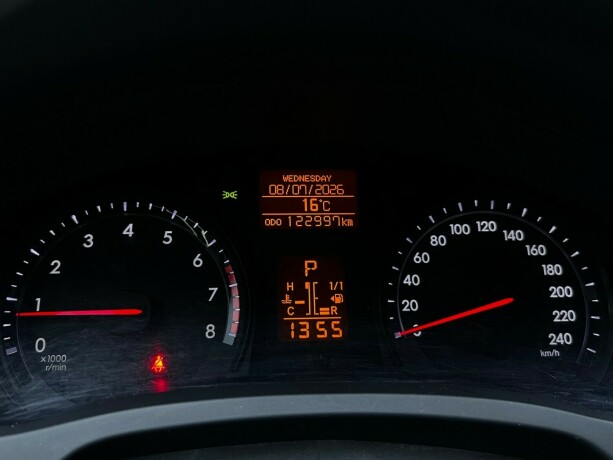 toyota-avensis-bensin-2013-big-13