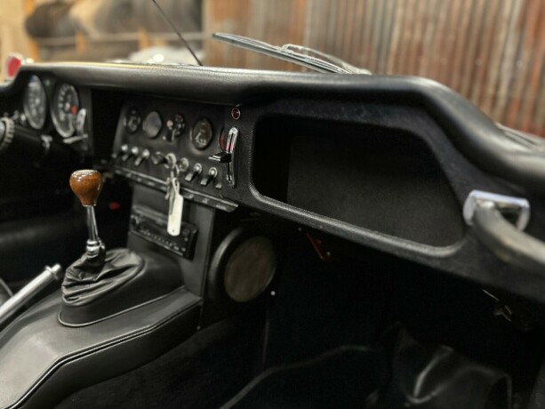jaguar-e-type-bensin-1967-big-36