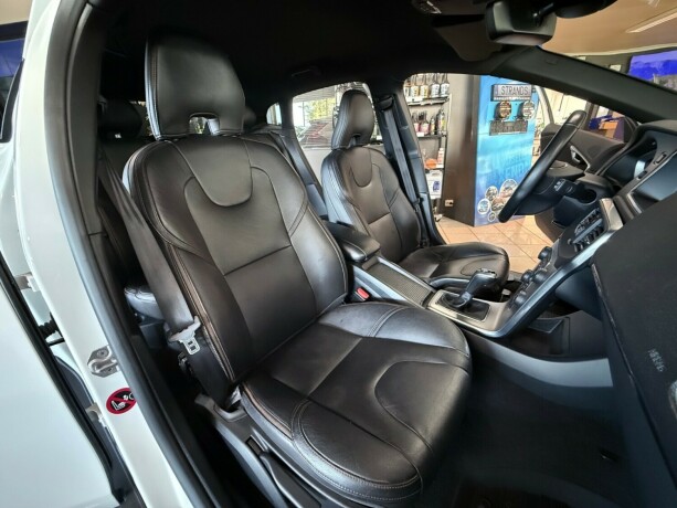 volvo-v40-cross-country-bensin-2018-big-23