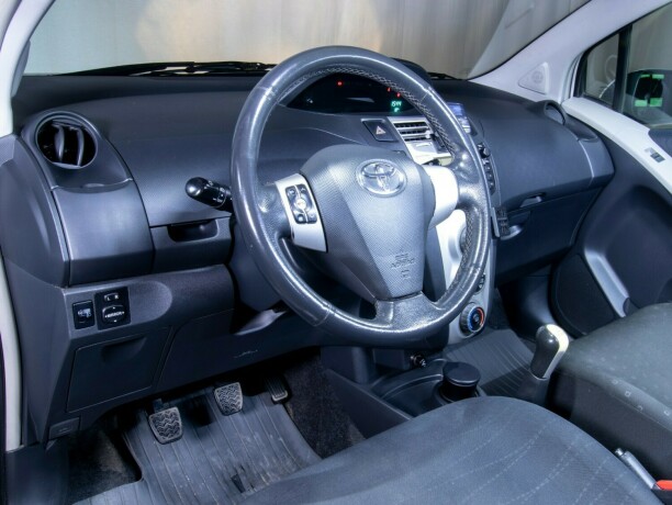 toyota-yaris-diesel-2007-big-33