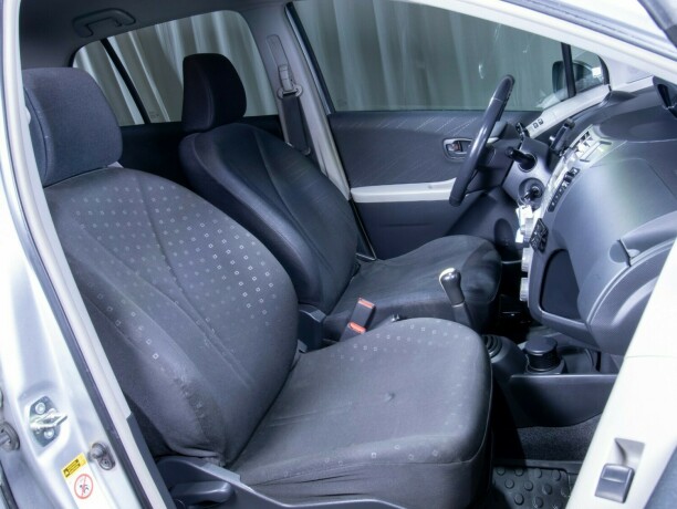 toyota-yaris-diesel-2007-big-40