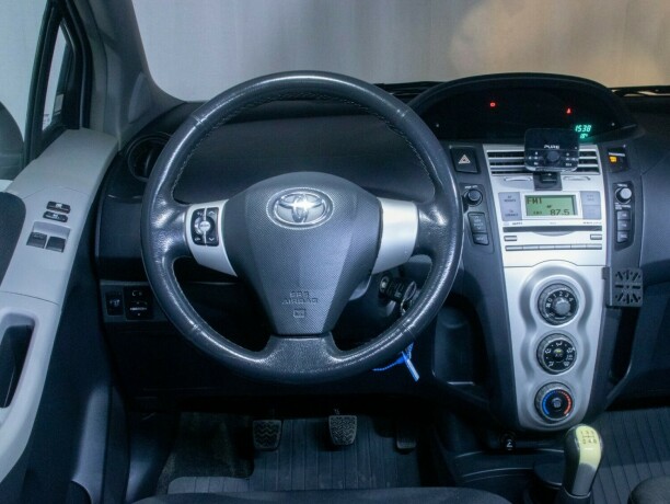 toyota-yaris-diesel-2007-big-31